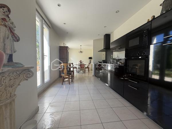 EN Exclusivité ! 
Située dans un environnement calme et prisé, cette magnifique maison Kaufman and broad vous séduira par ses volumes généreux, sa luminosité et son cadre de vie privilégié.

D’une surface totale de 169 m² (dont environ 140 m² habitables et 30m2  de double garage), elle offre des prestations idéales pour une vie de famille confortable.

Au rez-de-chaussée :
Vous découvrirez un grand espace de vie lumineux comprenant un salon, une salle à manger et une cuisine ouverte, parfait pour recevoir et partager des moments conviviaux possibilité de créer très facilement  une chambre avec sa salle d'eau privative qui à l'origine était sur les plan du constructeur . 
Cet espace s’ouvre sur une grande terrasse double  et un jardin exposé plein sud, sans vis-à-vis, garantissant calme et intimité.
Une salle d’eau ainsi qu’une buanderie et un wc séparé complètent ce rez de chaussé . 

À l’étage :

Une suite parentale avec salle de bain et dressing
Deux chambres supplémentaires avec grands rangements
Une salle d’eau
Un WC séparé
Une mezzanine, idéale pour le télétravail, un bureau ou un espace détente

Les + de ce bien :
✔ Maison individuelle (aucune mitoyenneté)
✔ Zéro vis-à-vis
✔ Jardin ensoleillé plein sud
✔ Double garage de 30 m²
✔ Possibilité de stationner 4 véhicules (2 en garage + 2 devant la maison)
✔ Maison lumineuse et fonctionnelle
✔ Secteur très demandé – opportunité rare
  * Possibilité de créer facilement une quatrième chambre au rdc 
  *  Chauffage au sol 
  * porte de garage motorisée 
  *  salle de bain et 2 salles d'eau 


💡 Une maison alliant confort, espace et emplacement de choix – à visiter sans tarder !