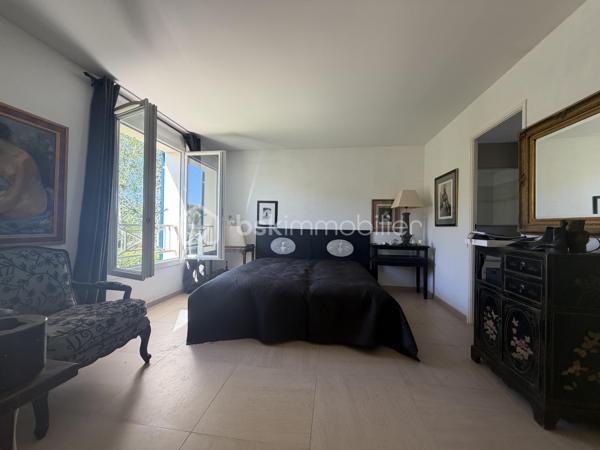 EN Exclusivité ! 
Située dans un environnement calme et prisé, cette magnifique maison Kaufman and broad vous séduira par ses volumes généreux, sa luminosité et son cadre de vie privilégié.

D’une surface totale de 169 m² (dont environ 140 m² habitables et 30m2  de double garage), elle offre des prestations idéales pour une vie de famille confortable.

Au rez-de-chaussée :
Vous découvrirez un grand espace de vie lumineux comprenant un salon, une salle à manger et une cuisine ouverte, parfait pour recevoir et partager des moments conviviaux possibilité de créer très facilement  une chambre avec sa salle d'eau privative qui à l'origine était sur les plan du constructeur . 
Cet espace s’ouvre sur une grande terrasse double  et un jardin exposé plein sud, sans vis-à-vis, garantissant calme et intimité.
Une salle d’eau ainsi qu’une buanderie et un wc séparé complètent ce rez de chaussé . 

À l’étage :

Une suite parentale avec salle de bain et dressing
Deux chambres supplémentaires avec grands rangements
Une salle d’eau
Un WC séparé
Une mezzanine, idéale pour le télétravail, un bureau ou un espace détente

Les + de ce bien :
✔ Maison individuelle (aucune mitoyenneté)
✔ Zéro vis-à-vis
✔ Jardin ensoleillé plein sud
✔ Double garage de 30 m²
✔ Possibilité de stationner 4 véhicules (2 en garage + 2 devant la maison)
✔ Maison lumineuse et fonctionnelle
✔ Secteur très demandé – opportunité rare
  * Possibilité de créer facilement une quatrième chambre au rdc 
  *  Chauffage au sol 
  * porte de garage motorisée 
  *  salle de bain et 2 salles d'eau 


💡 Une maison alliant confort, espace et emplacement de choix – à visiter sans tarder !