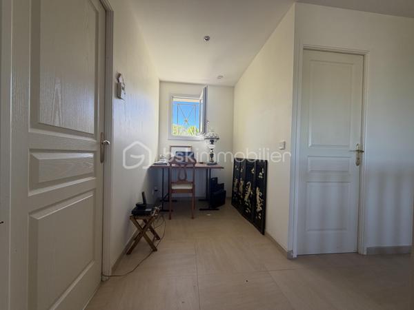 EN Exclusivité ! 
Située dans un environnement calme et prisé, cette magnifique maison Kaufman and broad vous séduira par ses volumes généreux, sa luminosité et son cadre de vie privilégié.

D’une surface totale de 169 m² (dont environ 140 m² habitables et 30m2  de double garage), elle offre des prestations idéales pour une vie de famille confortable.

Au rez-de-chaussée :
Vous découvrirez un grand espace de vie lumineux comprenant un salon, une salle à manger et une cuisine ouverte, parfait pour recevoir et partager des moments conviviaux possibilité de créer très facilement  une chambre avec sa salle d'eau privative qui à l'origine était sur les plan du constructeur . 
Cet espace s’ouvre sur une grande terrasse double  et un jardin exposé plein sud, sans vis-à-vis, garantissant calme et intimité.
Une salle d’eau ainsi qu’une buanderie et un wc séparé complètent ce rez de chaussé . 

À l’étage :

Une suite parentale avec salle de bain et dressing
Deux chambres supplémentaires avec grands rangements
Une salle d’eau
Un WC séparé
Une mezzanine, idéale pour le télétravail, un bureau ou un espace détente

Les + de ce bien :
✔ Maison individuelle (aucune mitoyenneté)
✔ Zéro vis-à-vis
✔ Jardin ensoleillé plein sud
✔ Double garage de 30 m²
✔ Possibilité de stationner 4 véhicules (2 en garage + 2 devant la maison)
✔ Maison lumineuse et fonctionnelle
✔ Secteur très demandé – opportunité rare
  * Possibilité de créer facilement une quatrième chambre au rdc 
  *  Chauffage au sol 
  * porte de garage motorisée 
  *  salle de bain et 2 salles d'eau 


💡 Une maison alliant confort, espace et emplacement de choix – à visiter sans tarder !