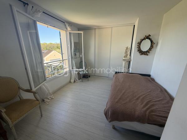 EN Exclusivité ! 
Située dans un environnement calme et prisé, cette magnifique maison Kaufman and broad vous séduira par ses volumes généreux, sa luminosité et son cadre de vie privilégié.

D’une surface totale de 169 m² (dont environ 140 m² habitables et 30m2  de double garage), elle offre des prestations idéales pour une vie de famille confortable.

Au rez-de-chaussée :
Vous découvrirez un grand espace de vie lumineux comprenant un salon, une salle à manger et une cuisine ouverte, parfait pour recevoir et partager des moments conviviaux possibilité de créer très facilement  une chambre avec sa salle d'eau privative qui à l'origine était sur les plan du constructeur . 
Cet espace s’ouvre sur une grande terrasse double  et un jardin exposé plein sud, sans vis-à-vis, garantissant calme et intimité.
Une salle d’eau ainsi qu’une buanderie et un wc séparé complètent ce rez de chaussé . 

À l’étage :

Une suite parentale avec salle de bain et dressing
Deux chambres supplémentaires avec grands rangements
Une salle d’eau
Un WC séparé
Une mezzanine, idéale pour le télétravail, un bureau ou un espace détente

Les + de ce bien :
✔ Maison individuelle (aucune mitoyenneté)
✔ Zéro vis-à-vis
✔ Jardin ensoleillé plein sud
✔ Double garage de 30 m²
✔ Possibilité de stationner 4 véhicules (2 en garage + 2 devant la maison)
✔ Maison lumineuse et fonctionnelle
✔ Secteur très demandé – opportunité rare
  * Possibilité de créer facilement une quatrième chambre au rdc 
  *  Chauffage au sol 
  * porte de garage motorisée 
  *  salle de bain et 2 salles d'eau 


💡 Une maison alliant confort, espace et emplacement de choix – à visiter sans tarder !