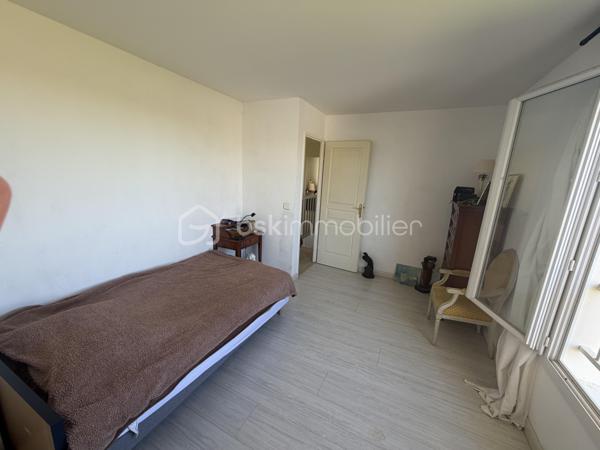 EN Exclusivité ! 
Située dans un environnement calme et prisé, cette magnifique maison Kaufman and broad vous séduira par ses volumes généreux, sa luminosité et son cadre de vie privilégié.

D’une surface totale de 169 m² (dont environ 140 m² habitables et 30m2  de double garage), elle offre des prestations idéales pour une vie de famille confortable.

Au rez-de-chaussée :
Vous découvrirez un grand espace de vie lumineux comprenant un salon, une salle à manger et une cuisine ouverte, parfait pour recevoir et partager des moments conviviaux possibilité de créer très facilement  une chambre avec sa salle d'eau privative qui à l'origine était sur les plan du constructeur . 
Cet espace s’ouvre sur une grande terrasse double  et un jardin exposé plein sud, sans vis-à-vis, garantissant calme et intimité.
Une salle d’eau ainsi qu’une buanderie et un wc séparé complètent ce rez de chaussé . 

À l’étage :

Une suite parentale avec salle de bain et dressing
Deux chambres supplémentaires avec grands rangements
Une salle d’eau
Un WC séparé
Une mezzanine, idéale pour le télétravail, un bureau ou un espace détente

Les + de ce bien :
✔ Maison individuelle (aucune mitoyenneté)
✔ Zéro vis-à-vis
✔ Jardin ensoleillé plein sud
✔ Double garage de 30 m²
✔ Possibilité de stationner 4 véhicules (2 en garage + 2 devant la maison)
✔ Maison lumineuse et fonctionnelle
✔ Secteur très demandé – opportunité rare
  * Possibilité de créer facilement une quatrième chambre au rdc 
  *  Chauffage au sol 
  * porte de garage motorisée 
  *  salle de bain et 2 salles d'eau 


💡 Une maison alliant confort, espace et emplacement de choix – à visiter sans tarder !