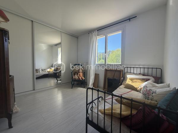 EN Exclusivité ! 
Située dans un environnement calme et prisé, cette magnifique maison Kaufman and broad vous séduira par ses volumes généreux, sa luminosité et son cadre de vie privilégié.

D’une surface totale de 169 m² (dont environ 140 m² habitables et 30m2  de double garage), elle offre des prestations idéales pour une vie de famille confortable.

Au rez-de-chaussée :
Vous découvrirez un grand espace de vie lumineux comprenant un salon, une salle à manger et une cuisine ouverte, parfait pour recevoir et partager des moments conviviaux possibilité de créer très facilement  une chambre avec sa salle d'eau privative qui à l'origine était sur les plan du constructeur . 
Cet espace s’ouvre sur une grande terrasse double  et un jardin exposé plein sud, sans vis-à-vis, garantissant calme et intimité.
Une salle d’eau ainsi qu’une buanderie et un wc séparé complètent ce rez de chaussé . 

À l’étage :

Une suite parentale avec salle de bain et dressing
Deux chambres supplémentaires avec grands rangements
Une salle d’eau
Un WC séparé
Une mezzanine, idéale pour le télétravail, un bureau ou un espace détente

Les + de ce bien :
✔ Maison individuelle (aucune mitoyenneté)
✔ Zéro vis-à-vis
✔ Jardin ensoleillé plein sud
✔ Double garage de 30 m²
✔ Possibilité de stationner 4 véhicules (2 en garage + 2 devant la maison)
✔ Maison lumineuse et fonctionnelle
✔ Secteur très demandé – opportunité rare
  * Possibilité de créer facilement une quatrième chambre au rdc 
  *  Chauffage au sol 
  * porte de garage motorisée 
  *  salle de bain et 2 salles d'eau 


💡 Une maison alliant confort, espace et emplacement de choix – à visiter sans tarder !