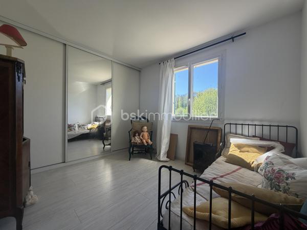 EN Exclusivité ! 
Située dans un environnement calme et prisé, cette magnifique maison Kaufman and broad vous séduira par ses volumes généreux, sa luminosité et son cadre de vie privilégié.

D’une surface totale de 169 m² (dont environ 140 m² habitables et 30m2  de double garage), elle offre des prestations idéales pour une vie de famille confortable.

Au rez-de-chaussée :
Vous découvrirez un grand espace de vie lumineux comprenant un salon, une salle à manger et une cuisine ouverte, parfait pour recevoir et partager des moments conviviaux possibilité de créer très facilement  une chambre avec sa salle d'eau privative qui à l'origine était sur les plan du constructeur . 
Cet espace s’ouvre sur une grande terrasse double  et un jardin exposé plein sud, sans vis-à-vis, garantissant calme et intimité.
Une salle d’eau ainsi qu’une buanderie et un wc séparé complètent ce rez de chaussé . 

À l’étage :

Une suite parentale avec salle de bain et dressing
Deux chambres supplémentaires avec grands rangements
Une salle d’eau
Un WC séparé
Une mezzanine, idéale pour le télétravail, un bureau ou un espace détente

Les + de ce bien :
✔ Maison individuelle (aucune mitoyenneté)
✔ Zéro vis-à-vis
✔ Jardin ensoleillé plein sud
✔ Double garage de 30 m²
✔ Possibilité de stationner 4 véhicules (2 en garage + 2 devant la maison)
✔ Maison lumineuse et fonctionnelle
✔ Secteur très demandé – opportunité rare
  * Possibilité de créer facilement une quatrième chambre au rdc 
  *  Chauffage au sol 
  * porte de garage motorisée 
  *  salle de bain et 2 salles d'eau 


💡 Une maison alliant confort, espace et emplacement de choix – à visiter sans tarder !