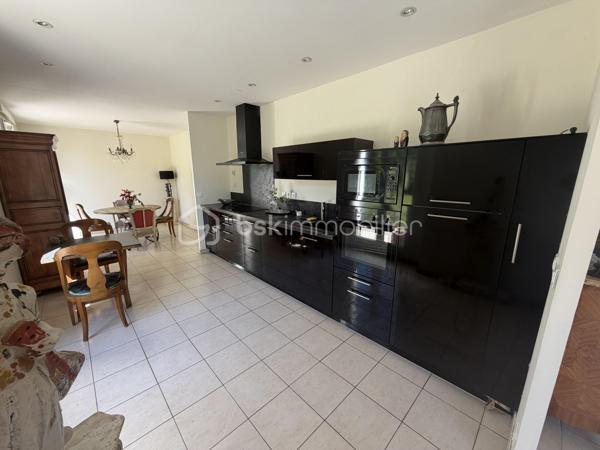EN Exclusivité ! 
Située dans un environnement calme et prisé, cette magnifique maison Kaufman and broad vous séduira par ses volumes généreux, sa luminosité et son cadre de vie privilégié.

D’une surface totale de 169 m² (dont environ 140 m² habitables et 30m2  de double garage), elle offre des prestations idéales pour une vie de famille confortable.

Au rez-de-chaussée :
Vous découvrirez un grand espace de vie lumineux comprenant un salon, une salle à manger et une cuisine ouverte, parfait pour recevoir et partager des moments conviviaux possibilité de créer très facilement  une chambre avec sa salle d'eau privative qui à l'origine était sur les plan du constructeur . 
Cet espace s’ouvre sur une grande terrasse double  et un jardin exposé plein sud, sans vis-à-vis, garantissant calme et intimité.
Une salle d’eau ainsi qu’une buanderie et un wc séparé complètent ce rez de chaussé . 

À l’étage :

Une suite parentale avec salle de bain et dressing
Deux chambres supplémentaires avec grands rangements
Une salle d’eau
Un WC séparé
Une mezzanine, idéale pour le télétravail, un bureau ou un espace détente

Les + de ce bien :
✔ Maison individuelle (aucune mitoyenneté)
✔ Zéro vis-à-vis
✔ Jardin ensoleillé plein sud
✔ Double garage de 30 m²
✔ Possibilité de stationner 4 véhicules (2 en garage + 2 devant la maison)
✔ Maison lumineuse et fonctionnelle
✔ Secteur très demandé – opportunité rare
  * Possibilité de créer facilement une quatrième chambre au rdc 
  *  Chauffage au sol 
  * porte de garage motorisée 
  *  salle de bain et 2 salles d'eau 


💡 Une maison alliant confort, espace et emplacement de choix – à visiter sans tarder !