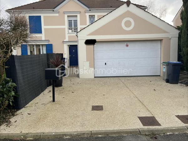 EN Exclusivité ! 
Située dans un environnement calme et prisé, cette magnifique maison Kaufman and broad vous séduira par ses volumes généreux, sa luminosité et son cadre de vie privilégié.

D’une surface totale de 169 m² (dont environ 140 m² habitables et 30m2  de double garage), elle offre des prestations idéales pour une vie de famille confortable.

Au rez-de-chaussée :
Vous découvrirez un grand espace de vie lumineux comprenant un salon, une salle à manger et une cuisine ouverte, parfait pour recevoir et partager des moments conviviaux possibilité de créer très facilement  une chambre avec sa salle d'eau privative qui à l'origine était sur les plan du constructeur . 
Cet espace s’ouvre sur une grande terrasse double  et un jardin exposé plein sud, sans vis-à-vis, garantissant calme et intimité.
Une salle d’eau ainsi qu’une buanderie et un wc séparé complètent ce rez de chaussé . 

À l’étage :

Une suite parentale avec salle de bain et dressing
Deux chambres supplémentaires avec grands rangements
Une salle d’eau
Un WC séparé
Une mezzanine, idéale pour le télétravail, un bureau ou un espace détente

Les + de ce bien :
✔ Maison individuelle (aucune mitoyenneté)
✔ Zéro vis-à-vis
✔ Jardin ensoleillé plein sud
✔ Double garage de 30 m²
✔ Possibilité de stationner 4 véhicules (2 en garage + 2 devant la maison)
✔ Maison lumineuse et fonctionnelle
✔ Secteur très demandé – opportunité rare
  * Possibilité de créer facilement une quatrième chambre au rdc 
  *  Chauffage au sol 
  * porte de garage motorisée 
  *  salle de bain et 2 salles d'eau 


💡 Une maison alliant confort, espace et emplacement de choix – à visiter sans tarder !