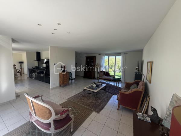 EN Exclusivité ! 
Située dans un environnement calme et prisé, cette magnifique maison Kaufman and broad vous séduira par ses volumes généreux, sa luminosité et son cadre de vie privilégié.

D’une surface totale de 169 m² (dont environ 140 m² habitables et 30m2  de double garage), elle offre des prestations idéales pour une vie de famille confortable.

Au rez-de-chaussée :
Vous découvrirez un grand espace de vie lumineux comprenant un salon, une salle à manger et une cuisine ouverte, parfait pour recevoir et partager des moments conviviaux possibilité de créer très facilement  une chambre avec sa salle d'eau privative qui à l'origine était sur les plan du constructeur . 
Cet espace s’ouvre sur une grande terrasse double  et un jardin exposé plein sud, sans vis-à-vis, garantissant calme et intimité.
Une salle d’eau ainsi qu’une buanderie et un wc séparé complètent ce rez de chaussé . 

À l’étage :

Une suite parentale avec salle de bain et dressing
Deux chambres supplémentaires avec grands rangements
Une salle d’eau
Un WC séparé
Une mezzanine, idéale pour le télétravail, un bureau ou un espace détente

Les + de ce bien :
✔ Maison individuelle (aucune mitoyenneté)
✔ Zéro vis-à-vis
✔ Jardin ensoleillé plein sud
✔ Double garage de 30 m²
✔ Possibilité de stationner 4 véhicules (2 en garage + 2 devant la maison)
✔ Maison lumineuse et fonctionnelle
✔ Secteur très demandé – opportunité rare
  * Possibilité de créer facilement une quatrième chambre au rdc 
  *  Chauffage au sol 
  * porte de garage motorisée 
  *  salle de bain et 2 salles d'eau 


💡 Une maison alliant confort, espace et emplacement de choix – à visiter sans tarder !