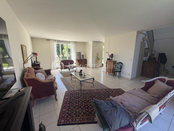 EN Exclusivité ! 
Située dans un environnement calme et prisé, cette magnifique maison Kaufman and broad vous séduira par ses volumes généreux, sa luminosité et son cadre de vie privilégié.

D’une surface totale de 169 m² (dont environ 140 m² habitables et 30m2  de double garage), elle offre des prestations idéales pour une vie de famille confortable.

Au rez-de-chaussée :
Vous découvrirez un grand espace de vie lumineux comprenant un salon, une salle à manger et une cuisine ouverte, parfait pour recevoir et partager des moments conviviaux possibilité de créer très facilement  une chambre avec sa salle d'eau privative qui à l'origine était sur les plan du constructeur . 
Cet espace s’ouvre sur une grande terrasse double  et un jardin exposé plein sud, sans vis-à-vis, garantissant calme et intimité.
Une salle d’eau ainsi qu’une buanderie et un wc séparé complètent ce rez de chaussé . 

À l’étage :

Une suite parentale avec salle de bain et dressing
Deux chambres supplémentaires avec grands rangements
Une salle d’eau
Un WC séparé
Une mezzanine, idéale pour le télétravail, un bureau ou un espace détente

Les + de ce bien :
✔ Maison individuelle (aucune mitoyenneté)
✔ Zéro vis-à-vis
✔ Jardin ensoleillé plein sud
✔ Double garage de 30 m²
✔ Possibilité de stationner 4 véhicules (2 en garage + 2 devant la maison)
✔ Maison lumineuse et fonctionnelle
✔ Secteur très demandé – opportunité rare
  * Possibilité de créer facilement une quatrième chambre au rdc 
  *  Chauffage au sol 
  * porte de garage motorisée 
  *  salle de bain et 2 salles d'eau 


💡 Une maison alliant confort, espace et emplacement de choix – à visiter sans tarder !