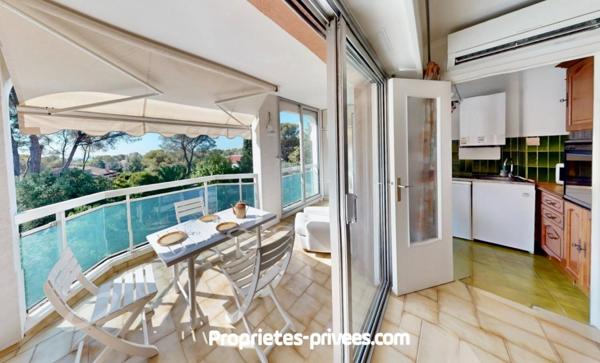 Studio lumineux au coeur d'une pinède avec échappées mer et plage à pied