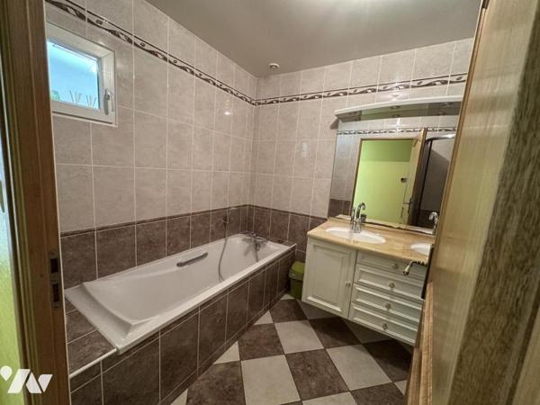 DEUX MAISONS A VASTEVILLE