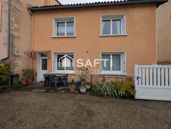 RUFFEC CENTRE-VILLE – Un immeuble, deux appartements et trois garages !