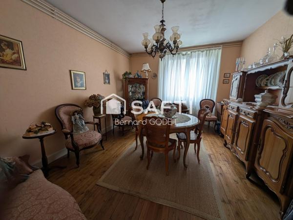RUFFEC CENTRE-VILLE – Un immeuble, deux appartements et trois garages !
