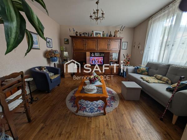 RUFFEC CENTRE-VILLE – Un immeuble, deux appartements et trois garages !