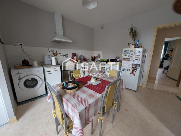 RUFFEC CENTRE-VILLE – Un immeuble, deux appartements et trois garages !