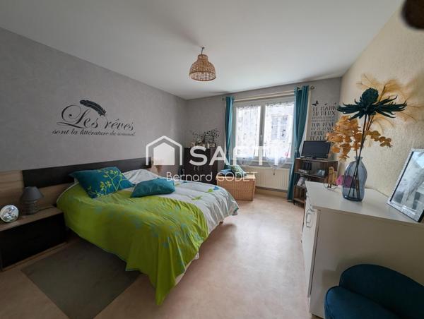 RUFFEC CENTRE-VILLE – Un immeuble, deux appartements et trois garages !