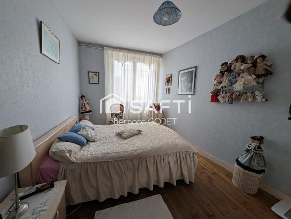 RUFFEC CENTRE-VILLE – Un immeuble, deux appartements et trois garages !