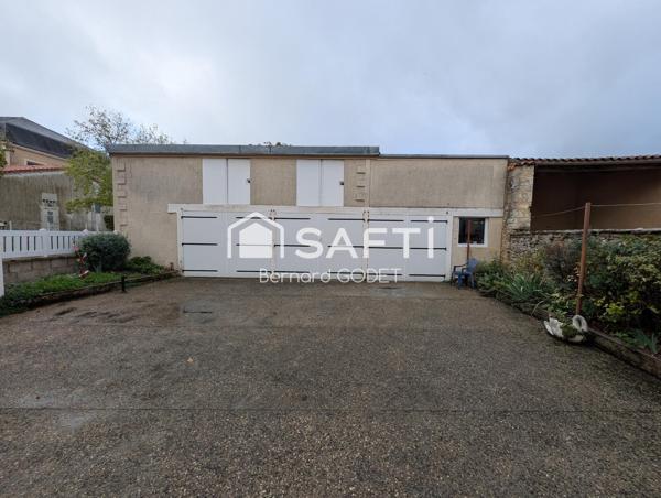 RUFFEC CENTRE-VILLE – Un immeuble, deux appartements et trois garages !