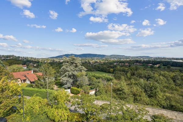 DARDILLY - appartement de 128 m² avec plusieurs terrasses - trois chambres - garage double