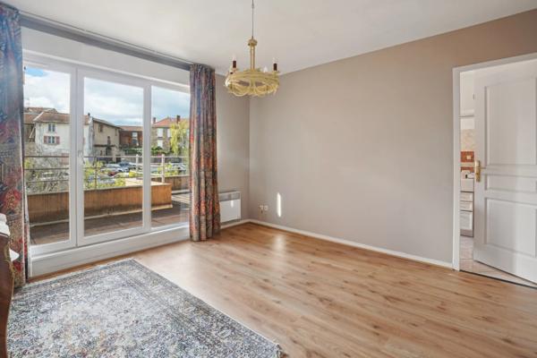 DARDILLY - appartement de 128 m² avec plusieurs terrasses - trois chambres - garage double