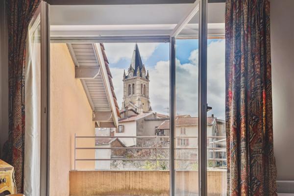 DARDILLY - appartement de 128 m² avec plusieurs terrasses - trois chambres - garage double
