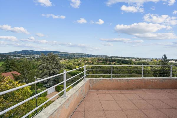DARDILLY - appartement de 128 m² avec plusieurs terrasses - trois chambres - garage double