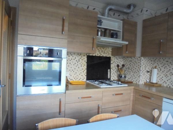 Pavillon offrant un bureau et 4 chambres secteur calme proches écoles et commerce