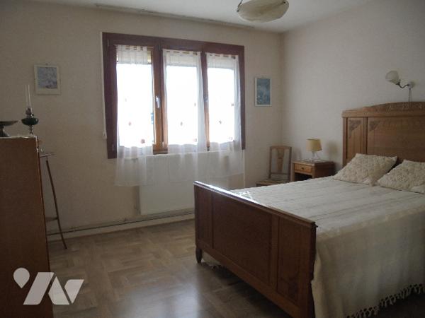 Pavillon offrant un bureau et 4 chambres secteur calme proches écoles et commerce