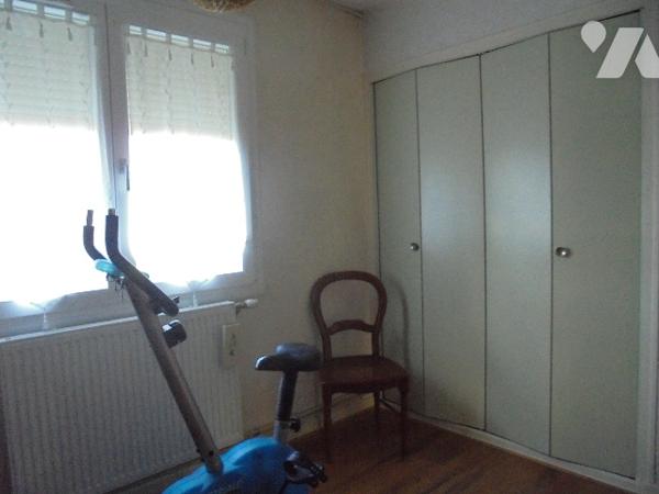 Pavillon offrant un bureau et 4 chambres secteur calme proches écoles et commerce