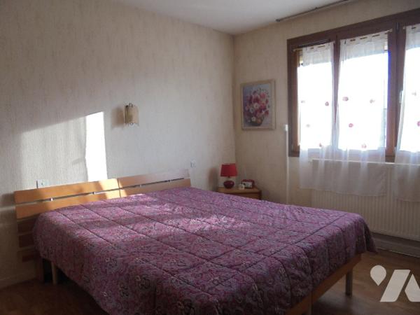 Pavillon offrant un bureau et 4 chambres secteur calme proches écoles et commerce