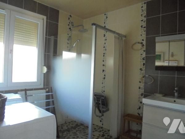 Pavillon offrant un bureau et 4 chambres secteur calme proches écoles et commerce