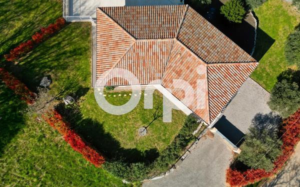 Maison à vendre    5 pièces •  Vallon-Pont-d'Arc