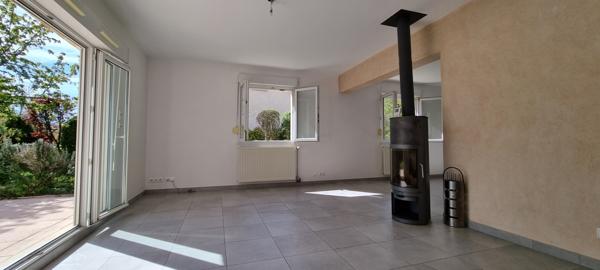 Besançon (25000) Au calme, Maison de 123 m2, 7 Pièces, 4 Chambres, Jardin arboré