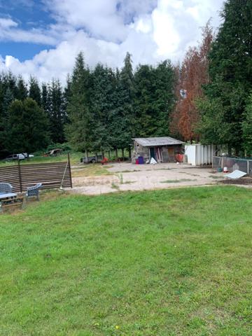 A NOIRETABLE (42) Batiment Professionnel avec un APPART de 84 M2 sur un terrain de 8700 m2