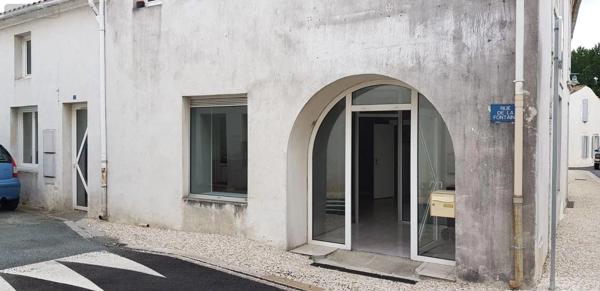 Location - Fonds et/ou murs commerciaux Le Gua 17600 3 pièces 79 m 2