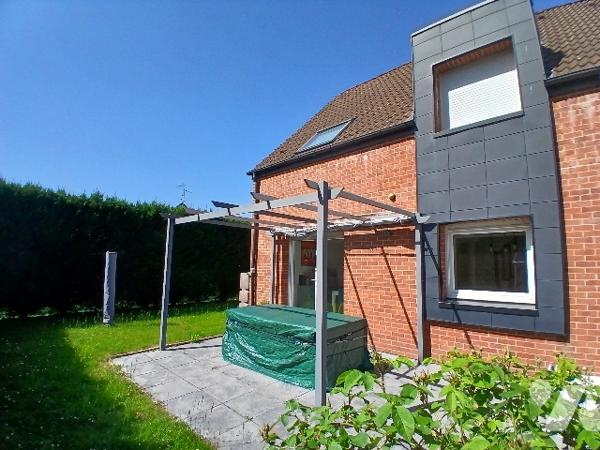 Maison semi individuelle 3 ch environ 80 m² avec jardin, garage et stationnement à SOMAIN