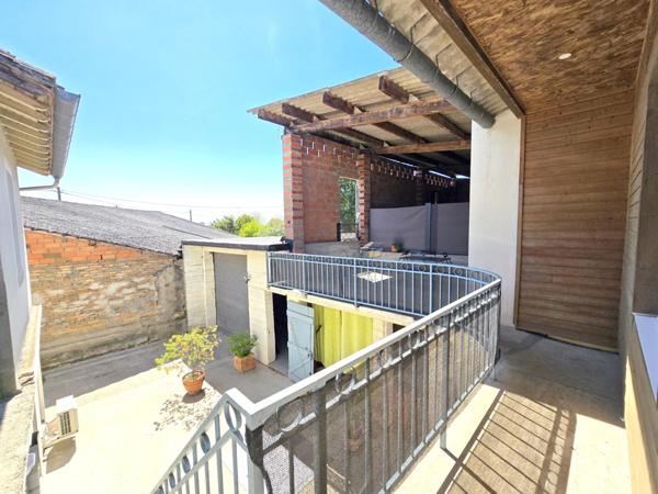 Beaumont-de-Lomagne : maison 113 m², trois chambres + appartement + entrepôt 206 m² + local 62 m², patio, jardin - toute commodités à pied !
