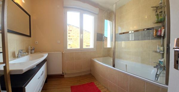 Beaumont-de-Lomagne : maison 113 m², trois chambres + appartement + entrepôt 206 m² + local 62 m², patio, jardin - toute commodités à pied !