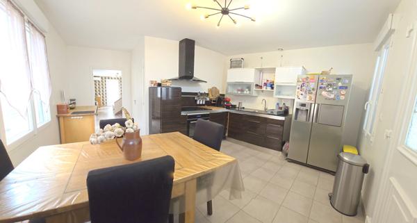 Beaumont-de-Lomagne : maison 113 m², trois chambres + appartement + entrepôt 206 m² + local 62 m², patio, jardin - toute commodités à pied !