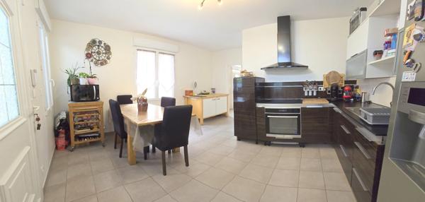 Beaumont-de-Lomagne : maison 113 m², trois chambres + appartement + entrepôt 206 m² + local 62 m², patio, jardin - toute commodités à pied !