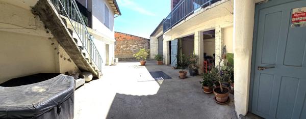Beaumont-de-Lomagne : maison 113 m², trois chambres + appartement + entrepôt 206 m² + local 62 m², patio, jardin - toute commodités à pied !