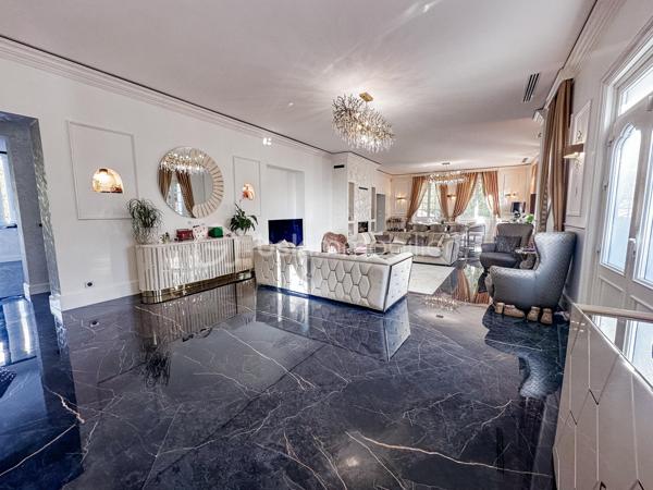 Demeure de 496,57 m²