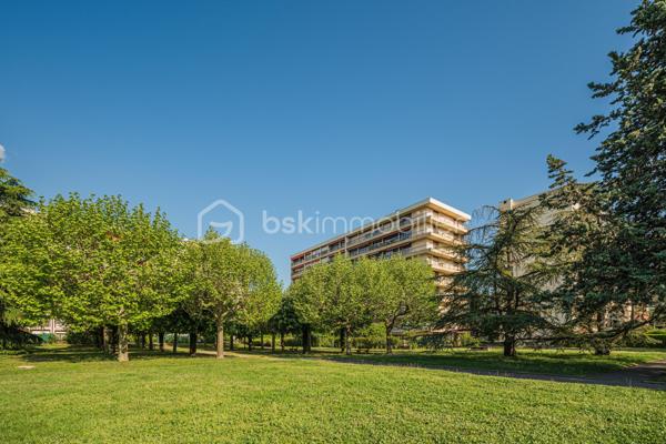 À vendre – T4 avec balcon à rénover 
En exclusivité, découvrez cet appartement familial avec vue dégagée à Echirolles. 

Situé au 4ᵉ étage d’une résidence recherchée, au sein du domaine Jean Jaurès, cet appartement spacieux d’environ 113 m² est idéal pour une famille en quête de confort, d’espace et de luminosité.

Ce bien se compose de 3 grandes chambres avec la possibilité d’en aménager une 4ᵉ selon vos besoins, ainsi que d’une salle de bain et d’une salle d’eau pratiques au quotidien. Les volumes généreux, les nombreux rangements et la distribution fonctionnelle offrent un cadre de vie agréable et modulable.

La cuisine, aménagée et fonctionnelle, s’accompagne d’une loggia, apportant un espace supplémentaire très appréciable au quotidien.

Vous serez immédiatement séduit par son large balcon d’angle, parfait pour profiter d’une vue dégagée et d’un environnement agréable, idéal pour les moments de détente en extérieur. Un atout rare dans la copropriété.

Une cave est incluse dans le prix, offrant un espace de rangement supplémentaire. Un garage est également disponible en sus pour 20 000 €.

Proche des commodités, transports et écoles, cet appartement allie emplacement pratique et cadre de vie privilégié.

À visiter sans tarder !