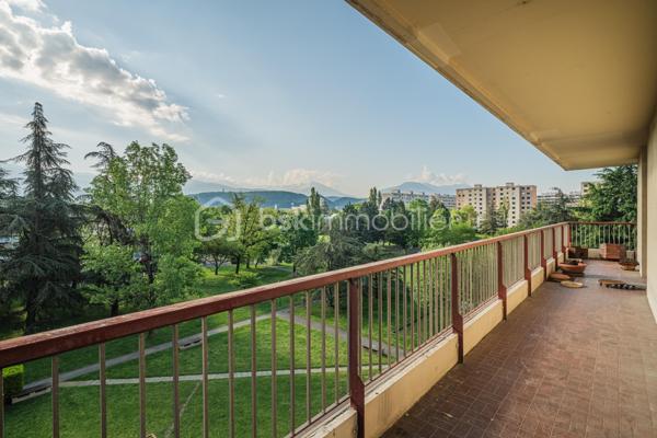 À vendre – T4 avec balcon à rénover 
En exclusivité, découvrez cet appartement familial avec vue dégagée à Echirolles. 

Situé au 4ᵉ étage d’une résidence recherchée, au sein du domaine Jean Jaurès, cet appartement spacieux d’environ 113 m² est idéal pour une famille en quête de confort, d’espace et de luminosité.

Ce bien se compose de 3 grandes chambres avec la possibilité d’en aménager une 4ᵉ selon vos besoins, ainsi que d’une salle de bain et d’une salle d’eau pratiques au quotidien. Les volumes généreux, les nombreux rangements et la distribution fonctionnelle offrent un cadre de vie agréable et modulable.

La cuisine, aménagée et fonctionnelle, s’accompagne d’une loggia, apportant un espace supplémentaire très appréciable au quotidien.

Vous serez immédiatement séduit par son large balcon d’angle, parfait pour profiter d’une vue dégagée et d’un environnement agréable, idéal pour les moments de détente en extérieur. Un atout rare dans la copropriété.

Une cave est incluse dans le prix, offrant un espace de rangement supplémentaire. Un garage est également disponible en sus pour 20 000 €.

Proche des commodités, transports et écoles, cet appartement allie emplacement pratique et cadre de vie privilégié.

À visiter sans tarder !