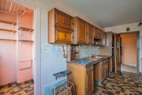 À vendre – T4 avec balcon à rénover 
En exclusivité, découvrez cet appartement familial avec vue dégagée à Echirolles. 

Situé au 4ᵉ étage d’une résidence recherchée, au sein du domaine Jean Jaurès, cet appartement spacieux d’environ 113 m² est idéal pour une famille en quête de confort, d’espace et de luminosité.

Ce bien se compose de 3 grandes chambres avec la possibilité d’en aménager une 4ᵉ selon vos besoins, ainsi que d’une salle de bain et d’une salle d’eau pratiques au quotidien. Les volumes généreux, les nombreux rangements et la distribution fonctionnelle offrent un cadre de vie agréable et modulable.

La cuisine, aménagée et fonctionnelle, s’accompagne d’une loggia, apportant un espace supplémentaire très appréciable au quotidien.

Vous serez immédiatement séduit par son large balcon d’angle, parfait pour profiter d’une vue dégagée et d’un environnement agréable, idéal pour les moments de détente en extérieur. Un atout rare dans la copropriété.

Une cave est incluse dans le prix, offrant un espace de rangement supplémentaire. Un garage est également disponible en sus pour 20 000 €.

Proche des commodités, transports et écoles, cet appartement allie emplacement pratique et cadre de vie privilégié.

À visiter sans tarder !