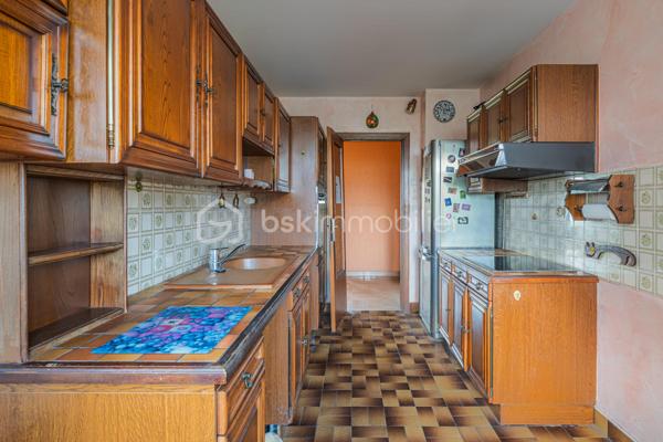 À vendre – T4 avec balcon à rénover 
En exclusivité, découvrez cet appartement familial avec vue dégagée à Echirolles. 

Situé au 4ᵉ étage d’une résidence recherchée, au sein du domaine Jean Jaurès, cet appartement spacieux d’environ 113 m² est idéal pour une famille en quête de confort, d’espace et de luminosité.

Ce bien se compose de 3 grandes chambres avec la possibilité d’en aménager une 4ᵉ selon vos besoins, ainsi que d’une salle de bain et d’une salle d’eau pratiques au quotidien. Les volumes généreux, les nombreux rangements et la distribution fonctionnelle offrent un cadre de vie agréable et modulable.

La cuisine, aménagée et fonctionnelle, s’accompagne d’une loggia, apportant un espace supplémentaire très appréciable au quotidien.

Vous serez immédiatement séduit par son large balcon d’angle, parfait pour profiter d’une vue dégagée et d’un environnement agréable, idéal pour les moments de détente en extérieur. Un atout rare dans la copropriété.

Une cave est incluse dans le prix, offrant un espace de rangement supplémentaire. Un garage est également disponible en sus pour 20 000 €.

Proche des commodités, transports et écoles, cet appartement allie emplacement pratique et cadre de vie privilégié.

À visiter sans tarder !