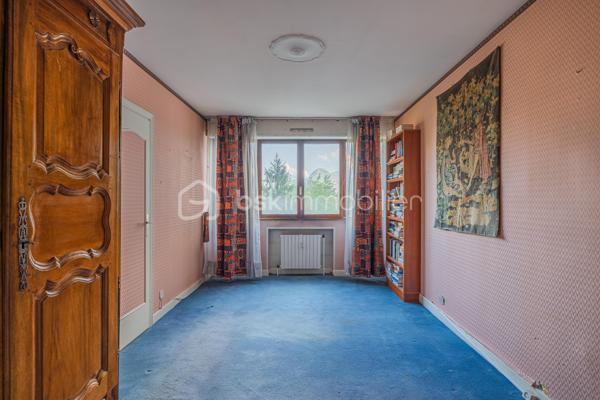 À vendre – T4 avec balcon à rénover 
En exclusivité, découvrez cet appartement familial avec vue dégagée à Echirolles. 

Situé au 4ᵉ étage d’une résidence recherchée, au sein du domaine Jean Jaurès, cet appartement spacieux d’environ 113 m² est idéal pour une famille en quête de confort, d’espace et de luminosité.

Ce bien se compose de 3 grandes chambres avec la possibilité d’en aménager une 4ᵉ selon vos besoins, ainsi que d’une salle de bain et d’une salle d’eau pratiques au quotidien. Les volumes généreux, les nombreux rangements et la distribution fonctionnelle offrent un cadre de vie agréable et modulable.

La cuisine, aménagée et fonctionnelle, s’accompagne d’une loggia, apportant un espace supplémentaire très appréciable au quotidien.

Vous serez immédiatement séduit par son large balcon d’angle, parfait pour profiter d’une vue dégagée et d’un environnement agréable, idéal pour les moments de détente en extérieur. Un atout rare dans la copropriété.

Une cave est incluse dans le prix, offrant un espace de rangement supplémentaire. Un garage est également disponible en sus pour 20 000 €.

Proche des commodités, transports et écoles, cet appartement allie emplacement pratique et cadre de vie privilégié.

À visiter sans tarder !