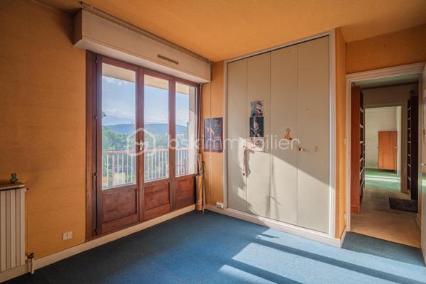 À vendre – T4 avec balcon à rénover 
En exclusivité, découvrez cet appartement familial avec vue dégagée à Echirolles. 

Situé au 4ᵉ étage d’une résidence recherchée, au sein du domaine Jean Jaurès, cet appartement spacieux d’environ 113 m² est idéal pour une famille en quête de confort, d’espace et de luminosité.

Ce bien se compose de 3 grandes chambres avec la possibilité d’en aménager une 4ᵉ selon vos besoins, ainsi que d’une salle de bain et d’une salle d’eau pratiques au quotidien. Les volumes généreux, les nombreux rangements et la distribution fonctionnelle offrent un cadre de vie agréable et modulable.

La cuisine, aménagée et fonctionnelle, s’accompagne d’une loggia, apportant un espace supplémentaire très appréciable au quotidien.

Vous serez immédiatement séduit par son large balcon d’angle, parfait pour profiter d’une vue dégagée et d’un environnement agréable, idéal pour les moments de détente en extérieur. Un atout rare dans la copropriété.

Une cave est incluse dans le prix, offrant un espace de rangement supplémentaire. Un garage est également disponible en sus pour 20 000 €.

Proche des commodités, transports et écoles, cet appartement allie emplacement pratique et cadre de vie privilégié.

À visiter sans tarder !