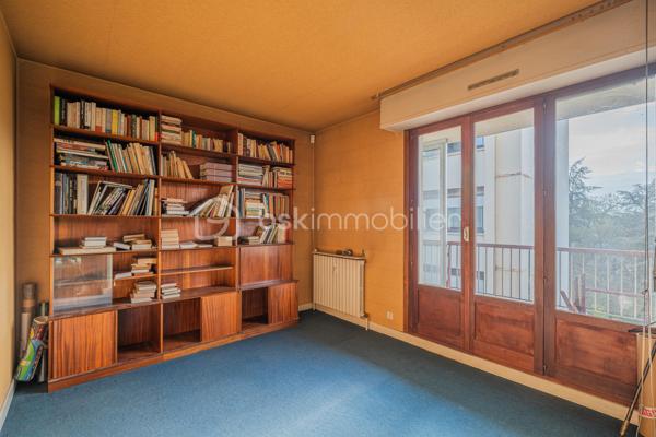 À vendre – T4 avec balcon à rénover 
En exclusivité, découvrez cet appartement familial avec vue dégagée à Echirolles. 

Situé au 4ᵉ étage d’une résidence recherchée, au sein du domaine Jean Jaurès, cet appartement spacieux d’environ 113 m² est idéal pour une famille en quête de confort, d’espace et de luminosité.

Ce bien se compose de 3 grandes chambres avec la possibilité d’en aménager une 4ᵉ selon vos besoins, ainsi que d’une salle de bain et d’une salle d’eau pratiques au quotidien. Les volumes généreux, les nombreux rangements et la distribution fonctionnelle offrent un cadre de vie agréable et modulable.

La cuisine, aménagée et fonctionnelle, s’accompagne d’une loggia, apportant un espace supplémentaire très appréciable au quotidien.

Vous serez immédiatement séduit par son large balcon d’angle, parfait pour profiter d’une vue dégagée et d’un environnement agréable, idéal pour les moments de détente en extérieur. Un atout rare dans la copropriété.

Une cave est incluse dans le prix, offrant un espace de rangement supplémentaire. Un garage est également disponible en sus pour 20 000 €.

Proche des commodités, transports et écoles, cet appartement allie emplacement pratique et cadre de vie privilégié.

À visiter sans tarder !