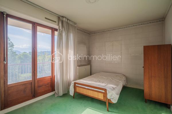 À vendre – T4 avec balcon à rénover 
En exclusivité, découvrez cet appartement familial avec vue dégagée à Echirolles. 

Situé au 4ᵉ étage d’une résidence recherchée, au sein du domaine Jean Jaurès, cet appartement spacieux d’environ 113 m² est idéal pour une famille en quête de confort, d’espace et de luminosité.

Ce bien se compose de 3 grandes chambres avec la possibilité d’en aménager une 4ᵉ selon vos besoins, ainsi que d’une salle de bain et d’une salle d’eau pratiques au quotidien. Les volumes généreux, les nombreux rangements et la distribution fonctionnelle offrent un cadre de vie agréable et modulable.

La cuisine, aménagée et fonctionnelle, s’accompagne d’une loggia, apportant un espace supplémentaire très appréciable au quotidien.

Vous serez immédiatement séduit par son large balcon d’angle, parfait pour profiter d’une vue dégagée et d’un environnement agréable, idéal pour les moments de détente en extérieur. Un atout rare dans la copropriété.

Une cave est incluse dans le prix, offrant un espace de rangement supplémentaire. Un garage est également disponible en sus pour 20 000 €.

Proche des commodités, transports et écoles, cet appartement allie emplacement pratique et cadre de vie privilégié.

À visiter sans tarder !