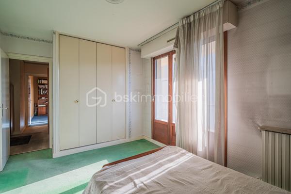 À vendre – T4 avec balcon à rénover 
En exclusivité, découvrez cet appartement familial avec vue dégagée à Echirolles. 

Situé au 4ᵉ étage d’une résidence recherchée, au sein du domaine Jean Jaurès, cet appartement spacieux d’environ 113 m² est idéal pour une famille en quête de confort, d’espace et de luminosité.

Ce bien se compose de 3 grandes chambres avec la possibilité d’en aménager une 4ᵉ selon vos besoins, ainsi que d’une salle de bain et d’une salle d’eau pratiques au quotidien. Les volumes généreux, les nombreux rangements et la distribution fonctionnelle offrent un cadre de vie agréable et modulable.

La cuisine, aménagée et fonctionnelle, s’accompagne d’une loggia, apportant un espace supplémentaire très appréciable au quotidien.

Vous serez immédiatement séduit par son large balcon d’angle, parfait pour profiter d’une vue dégagée et d’un environnement agréable, idéal pour les moments de détente en extérieur. Un atout rare dans la copropriété.

Une cave est incluse dans le prix, offrant un espace de rangement supplémentaire. Un garage est également disponible en sus pour 20 000 €.

Proche des commodités, transports et écoles, cet appartement allie emplacement pratique et cadre de vie privilégié.

À visiter sans tarder !
