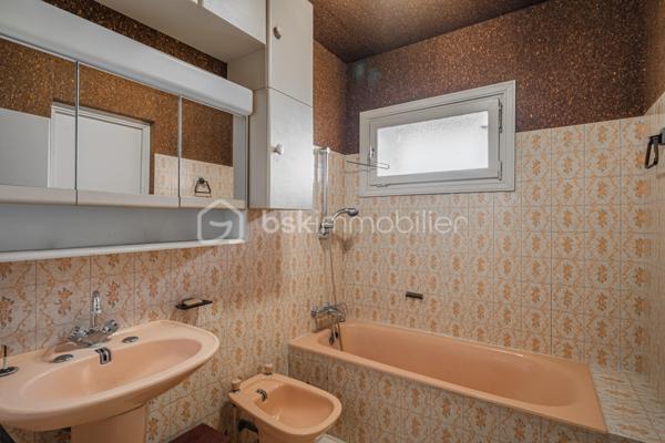 À vendre – T4 avec balcon à rénover 
En exclusivité, découvrez cet appartement familial avec vue dégagée à Echirolles. 

Situé au 4ᵉ étage d’une résidence recherchée, au sein du domaine Jean Jaurès, cet appartement spacieux d’environ 113 m² est idéal pour une famille en quête de confort, d’espace et de luminosité.

Ce bien se compose de 3 grandes chambres avec la possibilité d’en aménager une 4ᵉ selon vos besoins, ainsi que d’une salle de bain et d’une salle d’eau pratiques au quotidien. Les volumes généreux, les nombreux rangements et la distribution fonctionnelle offrent un cadre de vie agréable et modulable.

La cuisine, aménagée et fonctionnelle, s’accompagne d’une loggia, apportant un espace supplémentaire très appréciable au quotidien.

Vous serez immédiatement séduit par son large balcon d’angle, parfait pour profiter d’une vue dégagée et d’un environnement agréable, idéal pour les moments de détente en extérieur. Un atout rare dans la copropriété.

Une cave est incluse dans le prix, offrant un espace de rangement supplémentaire. Un garage est également disponible en sus pour 20 000 €.

Proche des commodités, transports et écoles, cet appartement allie emplacement pratique et cadre de vie privilégié.

À visiter sans tarder !